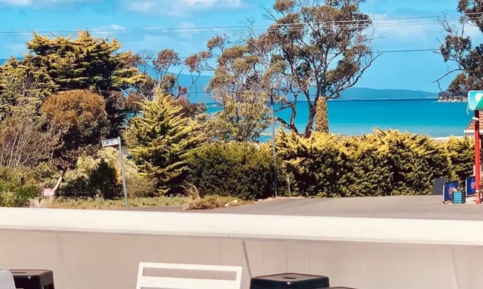 Orford Apartment | Adorable Studio next to cafe, walk to beach!