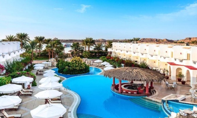 Ras Umm Sid Hotel | Adults-Only Resort with 3 Pools, Tennis, Spa & Nearby Diving Spots l 3 Rooms
