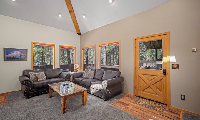 Sunriver House | Adventure Basecamp with Hot Tub, BBQ & A/C