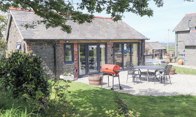 Garn Fadryn Cottage | AEL-Y-BRYN, pet friendly, with a garden in Tudweiliog
