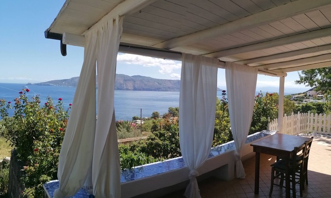 Santa Marina Salina House | Aeolian cottage sea view