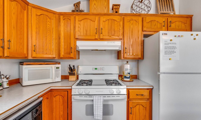 New Lisbon Cabin | Affable dog-friendly home with firepit, gas grill, deck, & W/D - child-friendly