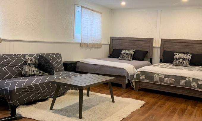 Kitchener House | Affordable 1 bedroom 2 queen bed apartment in Central Kitchener