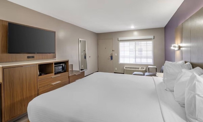 Inglewood Hotel | Affordable Comfort Near Top LA Beaches – Relax Post-Venice Boardwalk Stroll