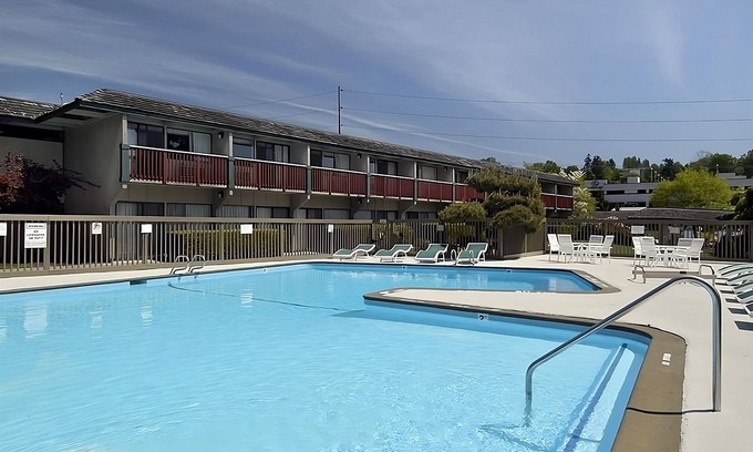 West Bellevue Hotel | Affordable Getaway at Red Lion Hotel Bellevue! Pet-Friendly, Outdoor Pool