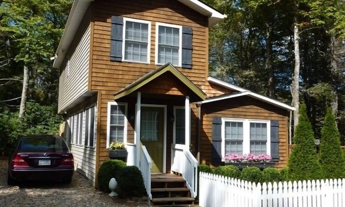 Highlands House | Affordable Luxury with Hot Tub, Fireplace, Central Air/Heat, Wifi in Highlands!