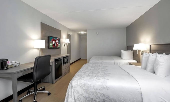 Mansfield House | Affordable Room w/2 Beds! Close to Gillette Stadium! Pet Friendly, Outdoor Pool!