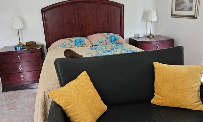 Tibes House | Affordable Room w/Private Bathroom