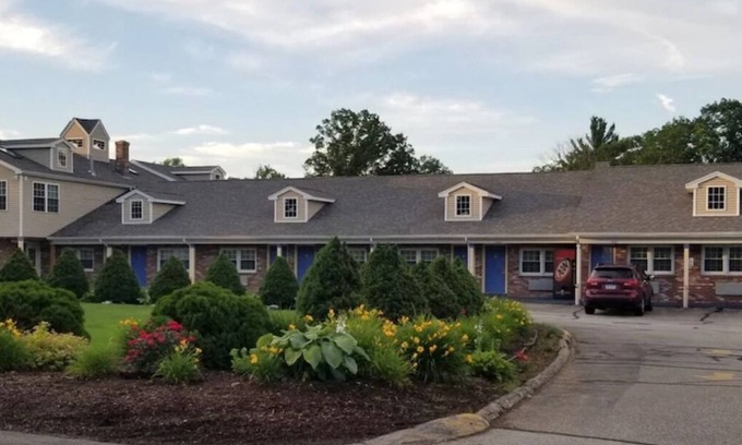 Sturbridge Hotel | Affordable Sturbridge Stay with Onsite Parking, Cozy Beds & Free Breakfast