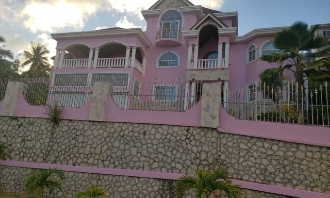 Mandeville House | Affordable vacation room rentals in beautiful Jamaica.