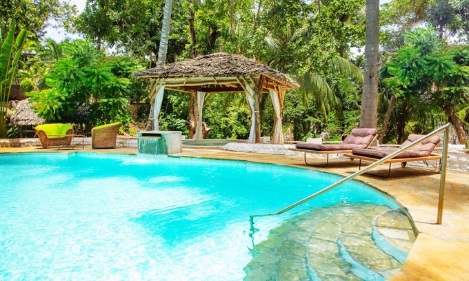 Gede Villa | African funhouse: 3bedroom villa with a creek view, pool, jacuzzi & lot more.