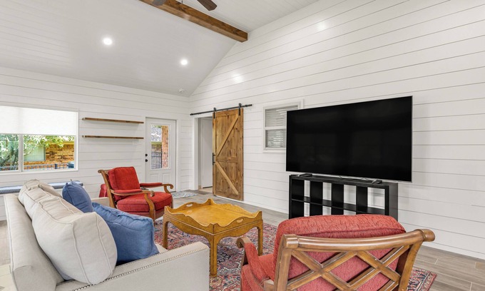 College Station House | Aggie Game Day Retreat - Sleeps 12, Less Than 2 Miles to Kyle Field
