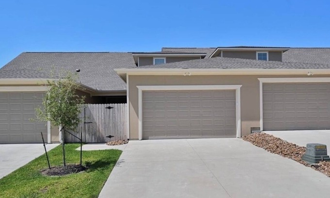 College Station House | Aggieland Home Away From Home, only 5 miles from Kyle Field! Community Pool