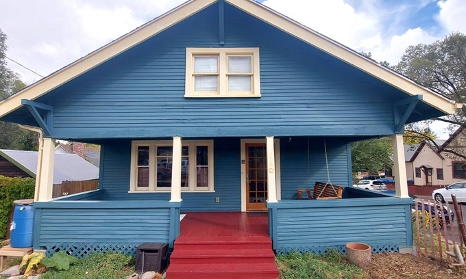 Southside House | Agnes' House: Historic Downtown Cottage