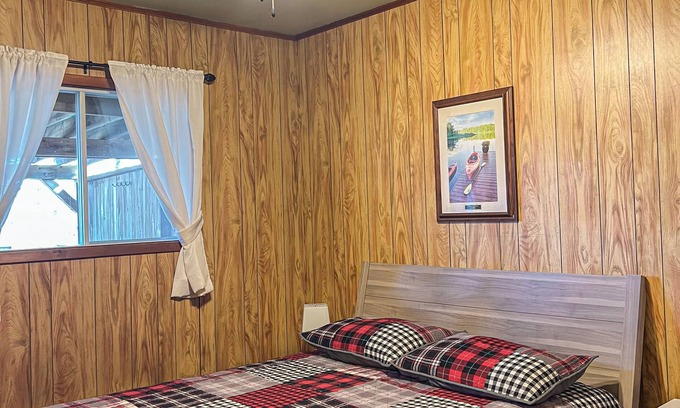 Magnetawan Cottage | Ahmic Lake Resort's 2-Bedroom Cottage with Hot Tub (Gray Wolf Cottage)