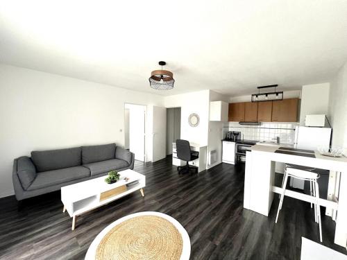 Aytre Apartment | Aigues Marines - Appartement spacieux avec parking et terrasse