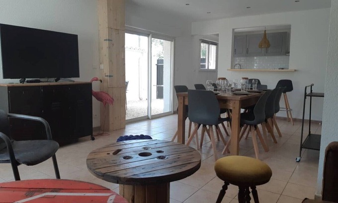 Aigues-Mortes House | Aigues-Mortes house sleeps 8 6min walk from the ramparts and 6km from the beach