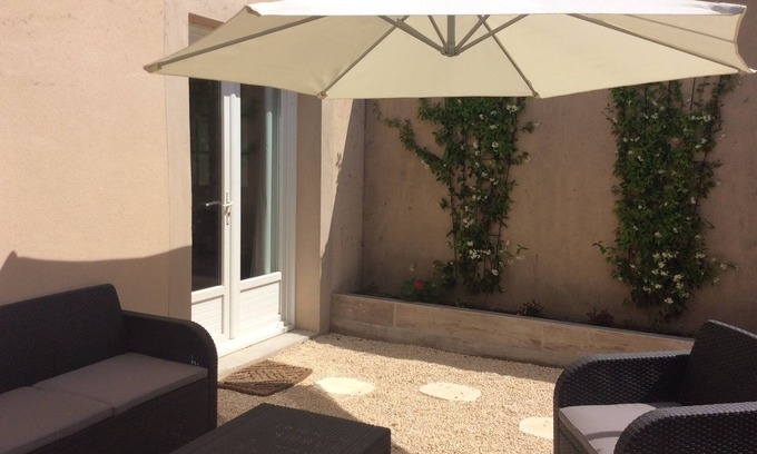 Villeneuve-les-Avignon Apartment | Air-conditioned studio with charming little garden in Villeneuve les Avignon