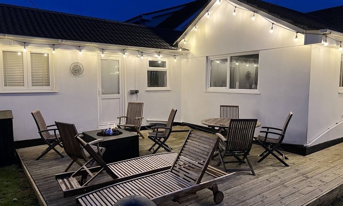 Trevone House | Air conditioned 4 double bed bungalow in quiet location with EV point + parking