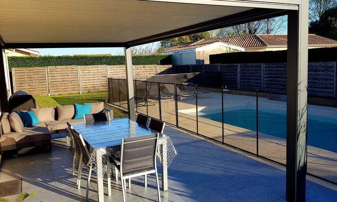 Izon House | Air-conditioned family home with secure swimming pool near Bordeaux and St-Emilion