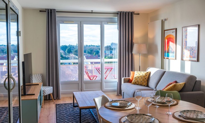 Bron Apartment | Air-conditioned suite with king-size bed & private parking near Eurexpo and CHU
