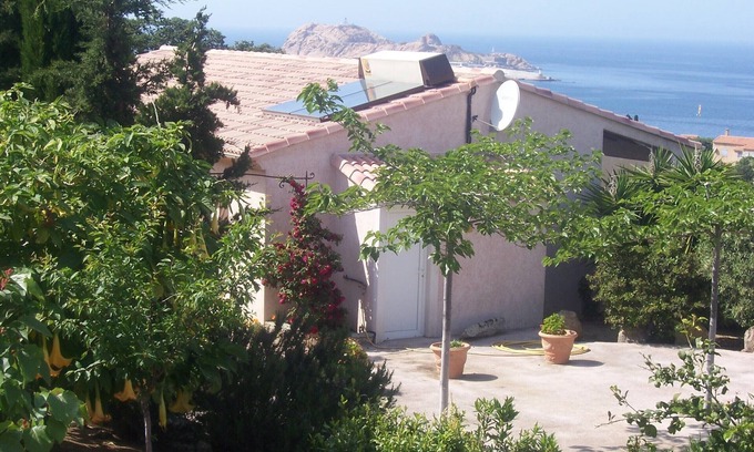 L'Ile-Rousse Apartment | air-conditioned T1 apartment for 2 people, terrace with sea view, garden & parking