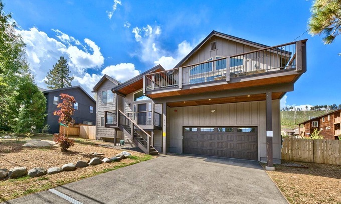 Mountain View Estates Cabin | Air Conditioning, Hot Tub, Game Room, Luxury and Equipped Kitchen, Newer and Higher-end