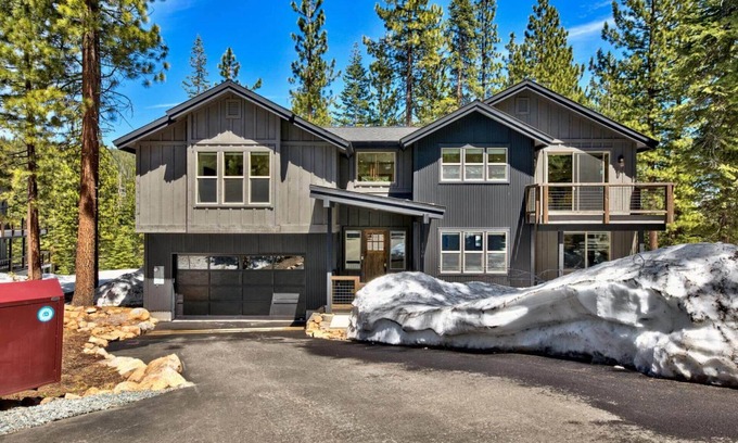 Kingswood Estates Cabin | Air Conditioning, Designer Mountain Home, Hot Tub, Bunk Beds, EV Charger