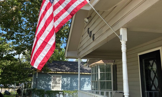 Humble House | Air Travelers Reprieve- Downtown Humble 4 miles from the airport
