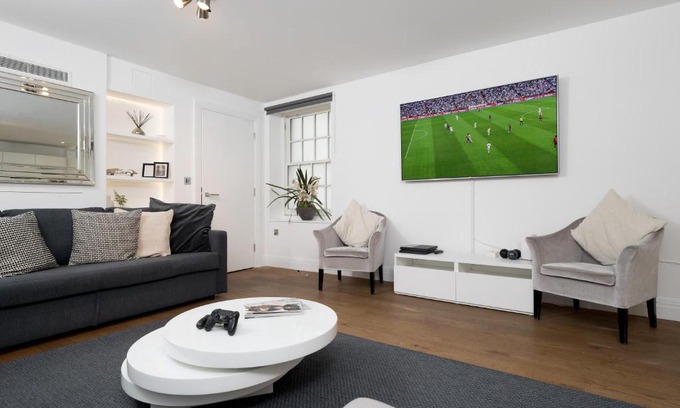 Covent Garden Apartment | Aircon 2 Bedr, 3 Beds, 2 Bath Covent Garden, Subway