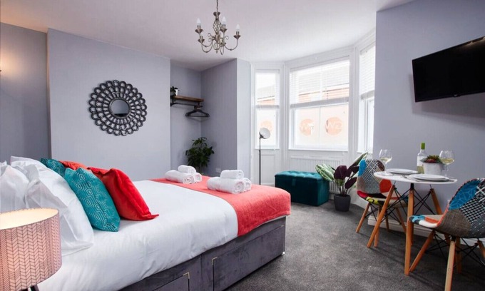 Castle Donington Apartment | Airport Close, Work Ready: Gym Access, Fast Wifi