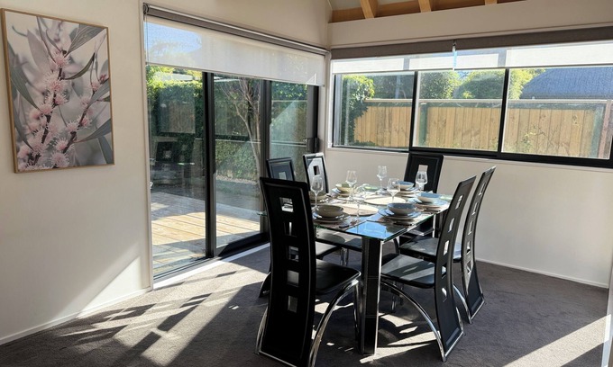 Burnside House | Airport Retreat: 4BR 8 Guestsn