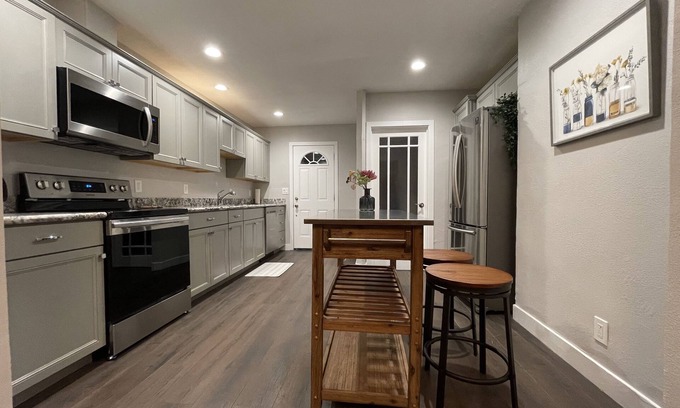 Shasta-Hanchett Park Cottage | Airy Modern 2BR/2BA - Parking + Laundry + Sleep 6