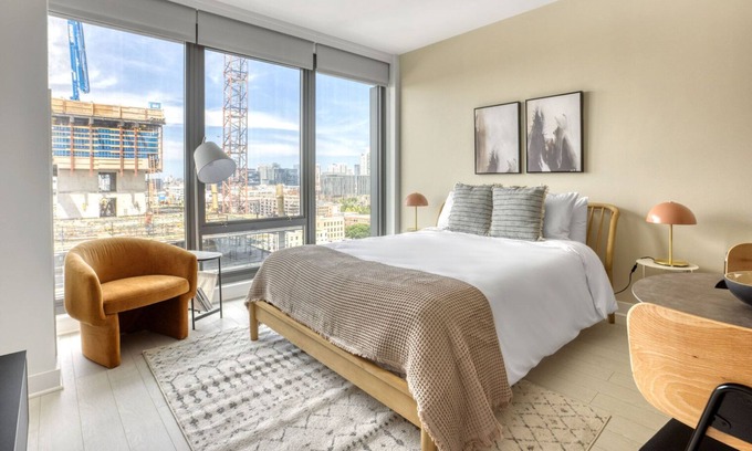 West Loop Apartment | Airy West Loop Studio w/Gym & Coworking, nr UIC, by Blueground