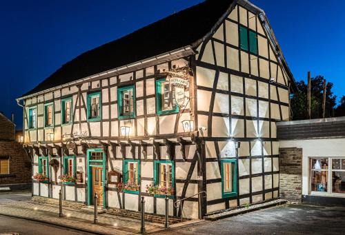 Metternich Hotel | AKZENT Land-Hotel Zum Schwan, Garni WEILERSWIST-METTERNICH, 3 E-LADESTATIONEN, Nähe PHANTASIALAND, PALMENPARADIES Euskirchen