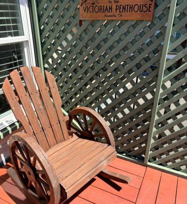 Alameda Apartment | Alameda 3BR Victorian Penthouse 2 blocks to downtown 3 blocks to the beach AC and free parking