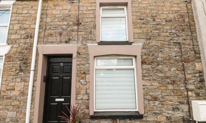 Brynamman House | ALBERT HOUSE, pet friendly, character holiday cottage in Brynamman