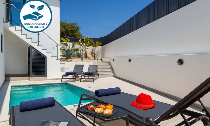 Calicos Villa | Albufeira villa w/heatable pool & sea views