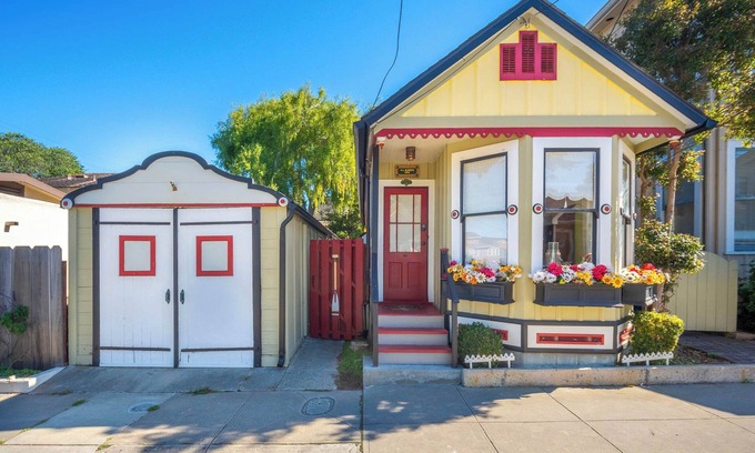 Pacific Grove House | Aldrich House - PG Charmer! Walk to Lovers Point!