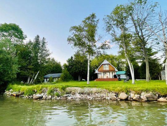 Colborne House | Alisha Lakefront Cottage