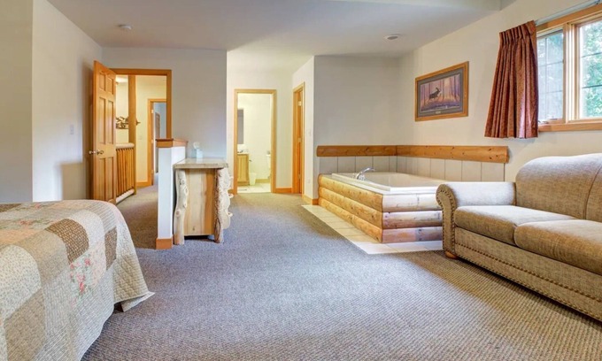 Oglesby House | All Season Villa - Starved Rock area!