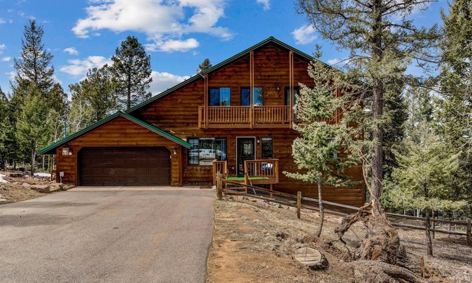 Spring Valley House | All Seasons Chalet- Beautiful cabin in Divide, CO!