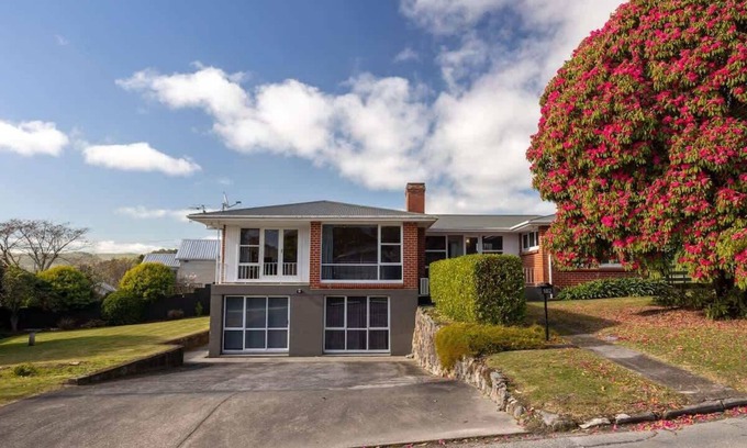 Springfield House | All Seasons Escape | Great Hilltop Location
