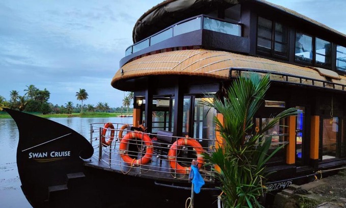 Nedumudy Boat Rental | Alleppey house boat Swan cruise