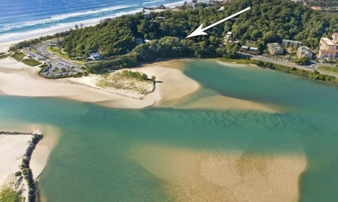 Currumbin House | Alley Beach House Currumbin with rooftop deck & plunge pool opposite the beach