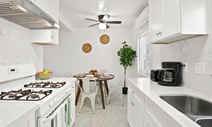 Alhambra Apartment | Alluring City Pad with King Bed
