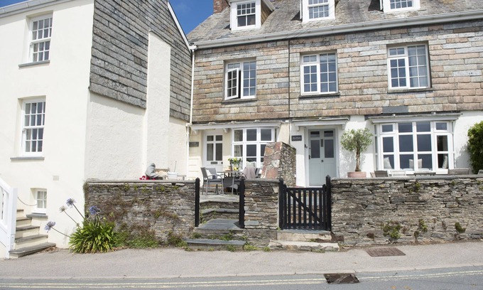 Rock Cottage | Aloe Cottage is situated in one of the most sought after locations in Rock