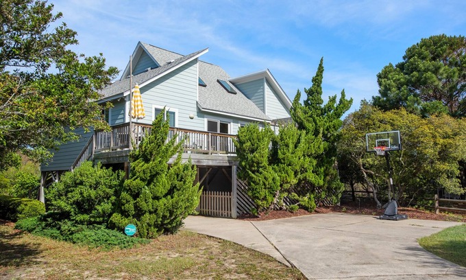Southern Shores House | Aloha on the Atlantic: Hot Tub, 3min Walk to Beach