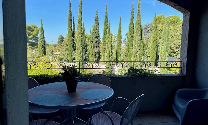 St.-Remy-de-Provence Apartment | Alpilles-side apartment with terrace in Saint-Remy-de-Provence