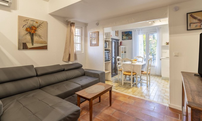 Rognonas Apartment | Alpilles Studio with shared pool WI-FI and Air conditioning